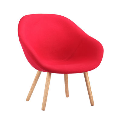 Les chaises se reposantes modernes en plastique rondes faciles pour se réunissent avec les jambes en bois solides