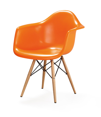 Chaises se reposantes modernes oranges, restaurant de Seat de fibre de verre dinant la chaise avec la base en bois de jambes